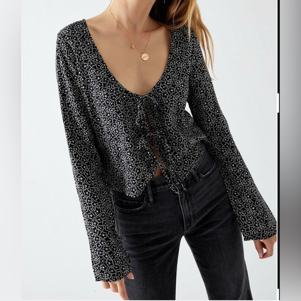 Pac Sun/Kendall & Kylie/black with white flower/open front with double ties